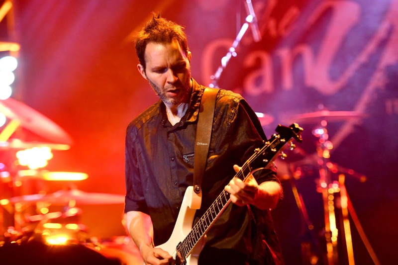 paul gilbert shredding guitar-lab